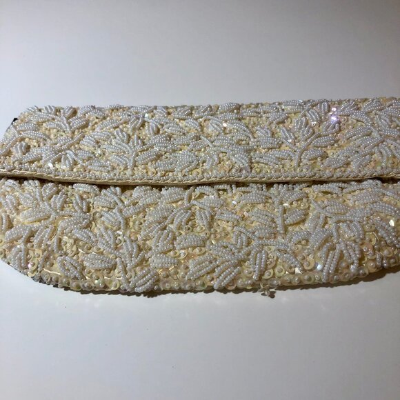 Own a Piece of Elegance: Vintage Hand-Beaded Clutch Purse - Picture 9 of 9